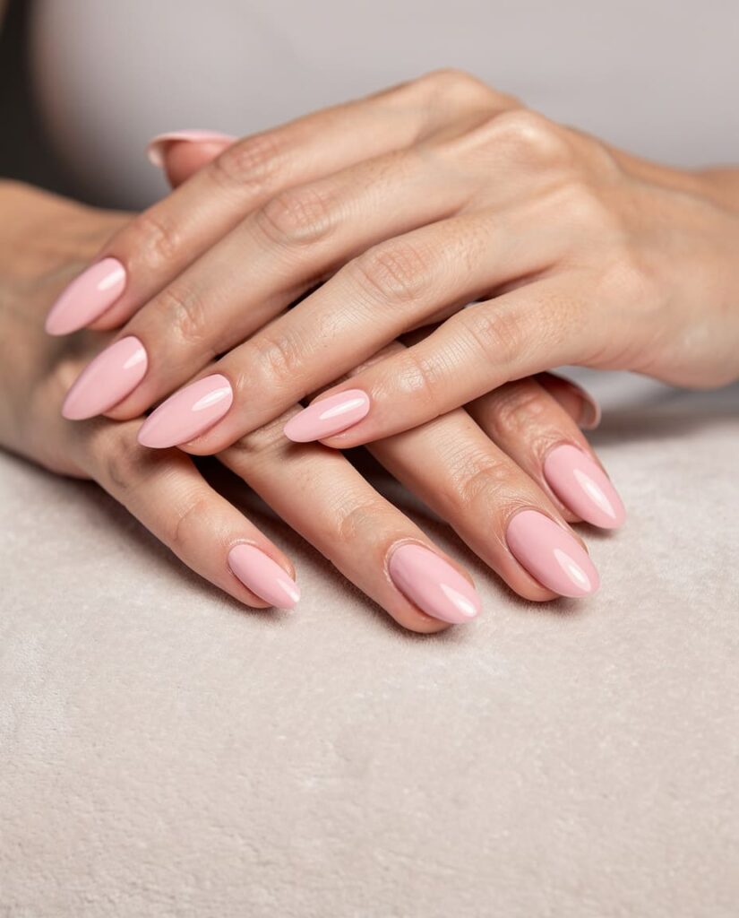 resultado de manicura profesional con uñas en gel brillantes"