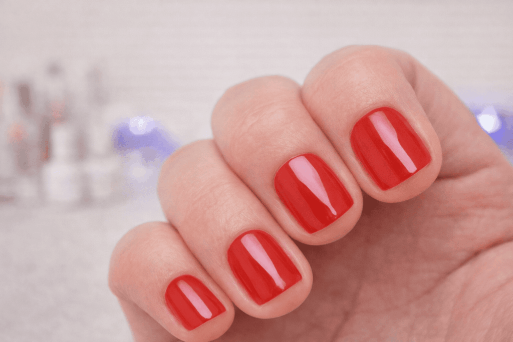 uñas en gel rojas con acabado profesional brillante y bien sellado