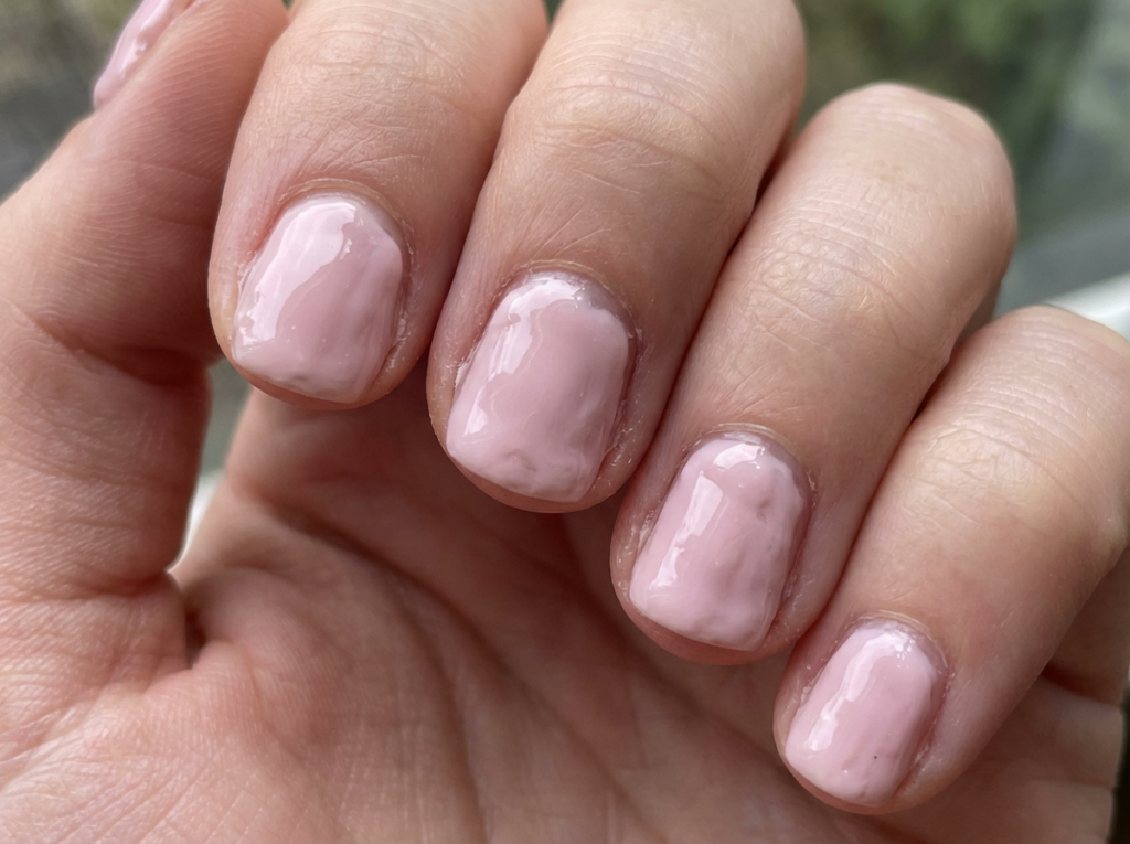uñas en gel con capas gruesas mal aplicadas y superficie irregular