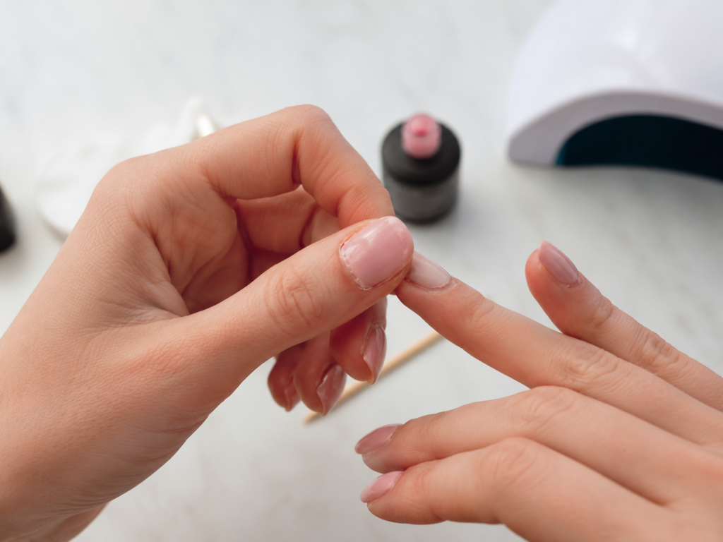 manos intentando aplicar gel con la mano izquierda con resultado imperfecto por falta de técnica