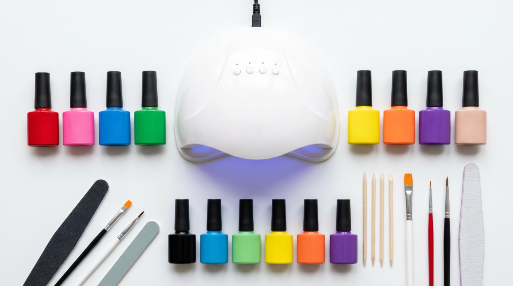 kit completo de uñas gel organizado con lámpara LED base top coat colores y herramientas de manicura